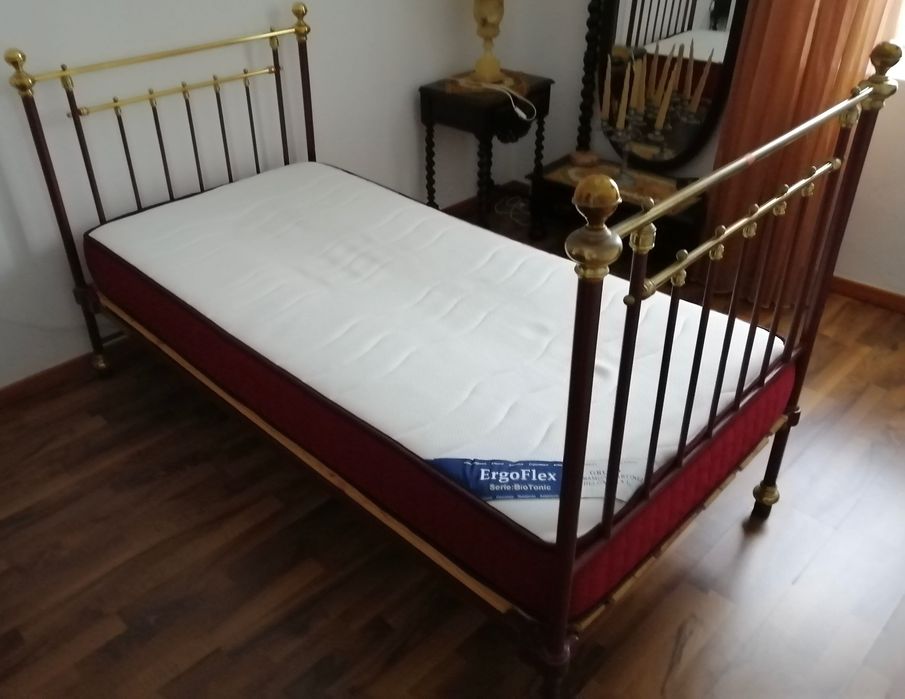 cama completa com estrado e colchão estado novo