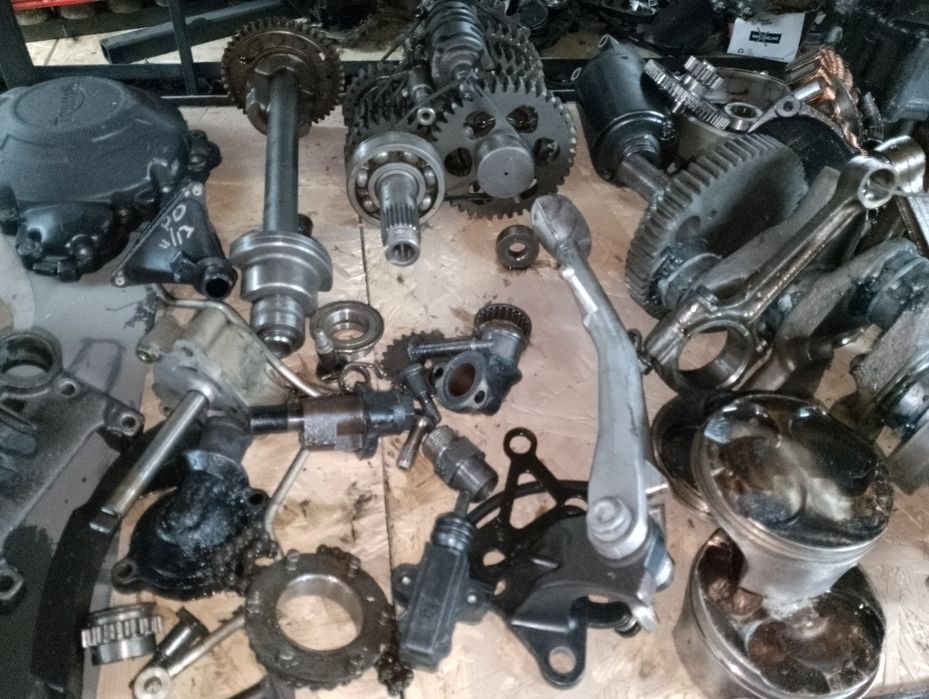 TRIUMPH SPRINT ST 1050 SILNIK wał skrzynia stator rozrusznik tłok tryb