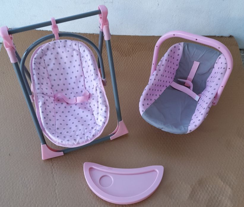 Alcofa e cadeirinha de bonecas