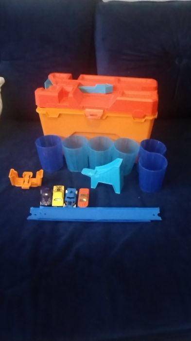 Набор трюков с бочками в чемодане Hot Wheels