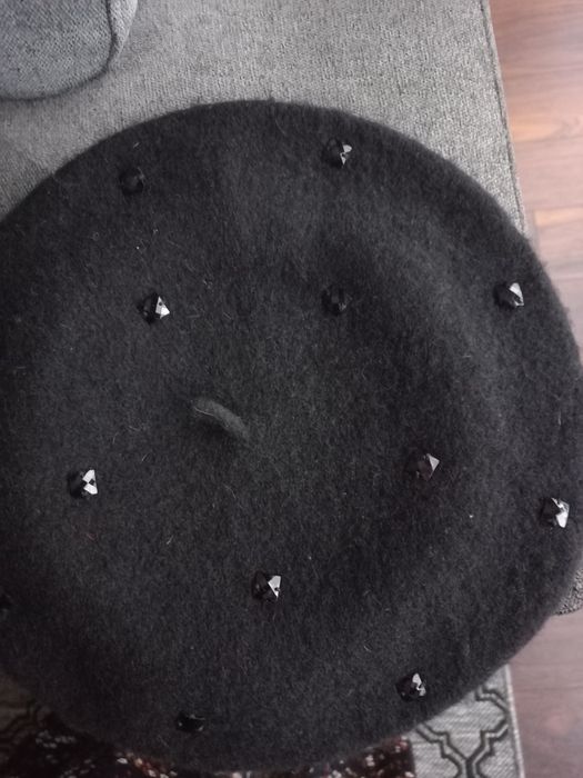 Czarny  beret z rękawiczkami.