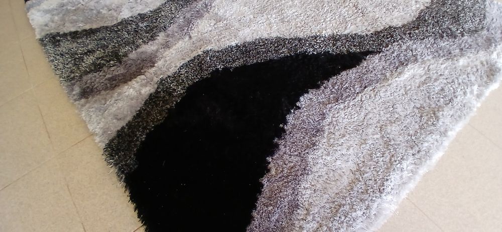 Tapete cinza e preto em bom estado