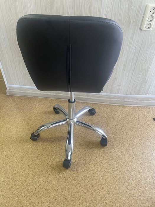 Стілець новий на колесиках