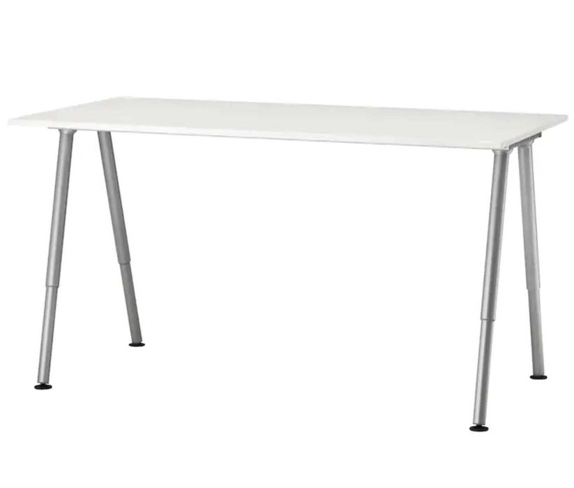 Mesa/secretária com tampo de vidro e altura dos pés ajustáveis