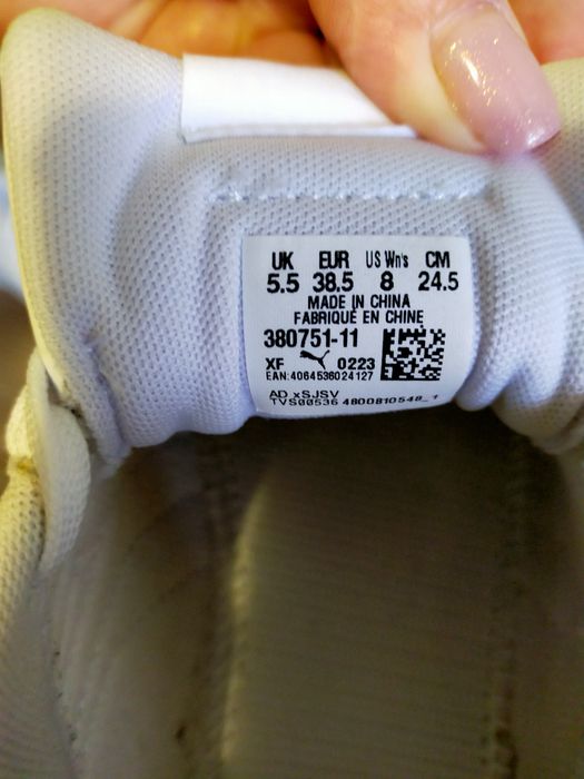 Продаються жіночі шкіряні кросівки PUMA.
