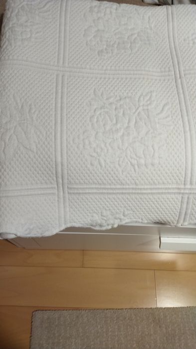 Colcha branca antiga