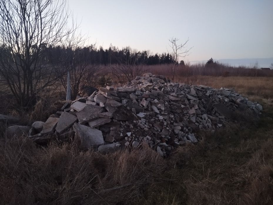 Sprzedam gruz betonowy i kamien do kruszenia.