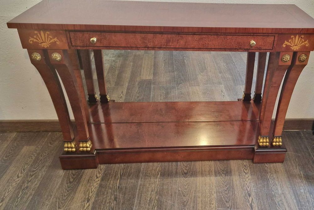 Móvel antigo de apoio