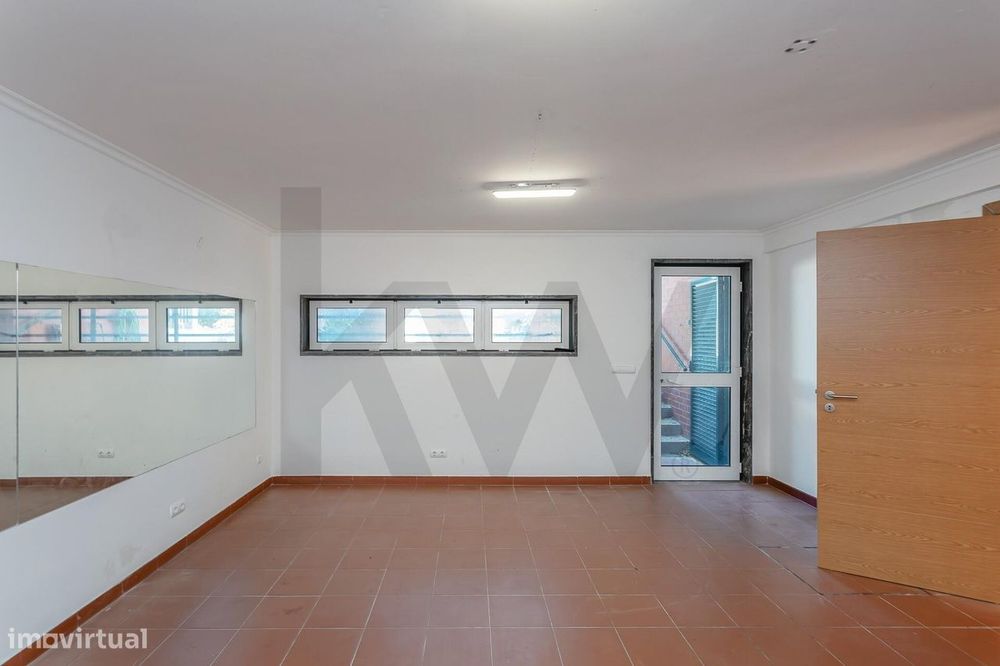 Moradia T4+2 com Jardim e Piscina para Arrendamento, junto ao Oeiras G