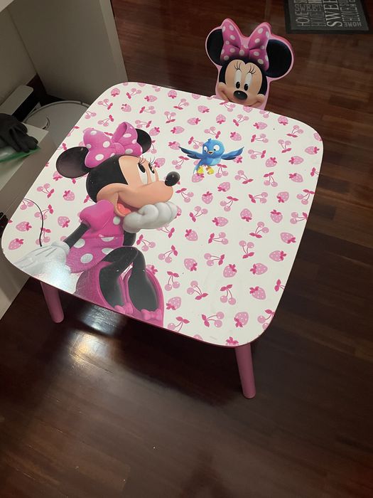 Mesa Minnie rosa e duas cadeiras
