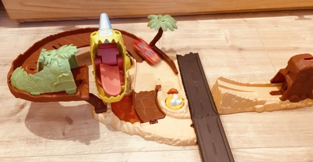 Pista Dinossauro “atira o Faísca” + Faisca McQueen
