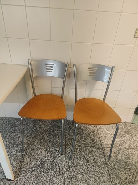 Vendo mesa e 2 cadeiras cozinha