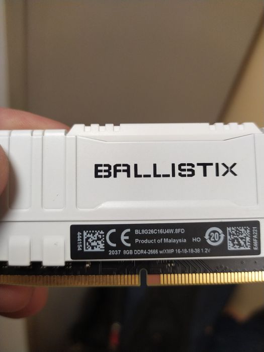 Продам память две по 8г