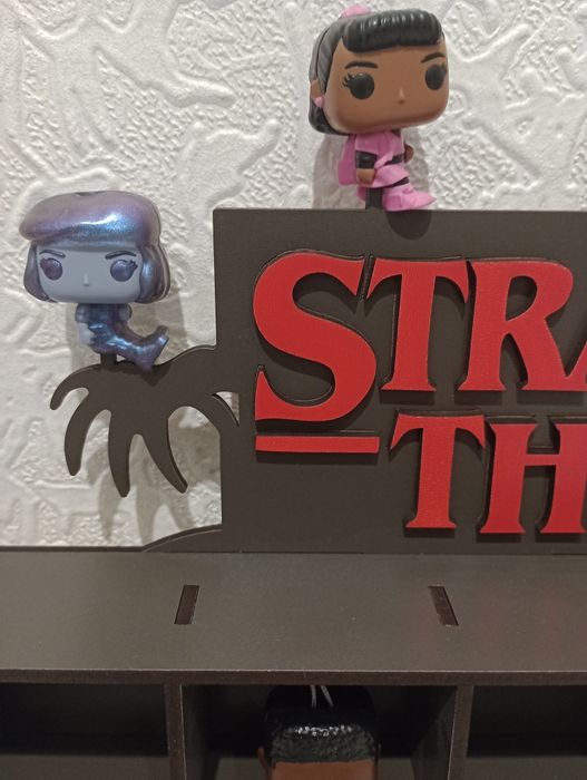 Поличка для фігурок Stranger Things Kinder Joу: 350 грн