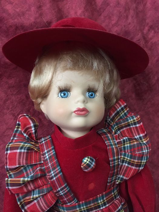 Boneca de porcelana antiga