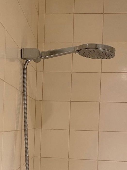 Torneira de banheira com chuveiro e bicha