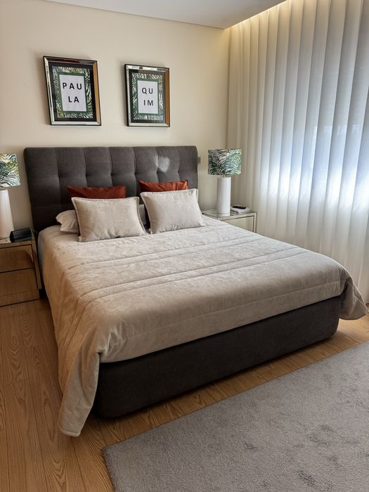 Cama de casal em veludo cinza