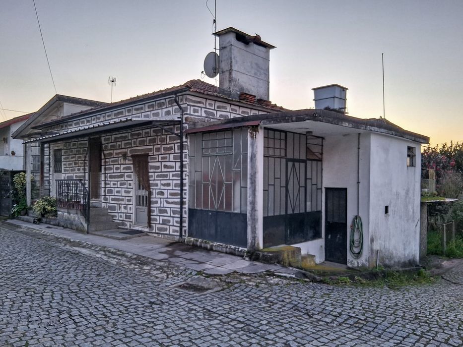 Moradia no Louro para restaurar