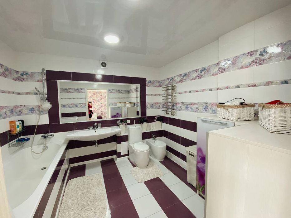 Продам 4кімнатну квартиру. 175кв.м.Центр.Власник