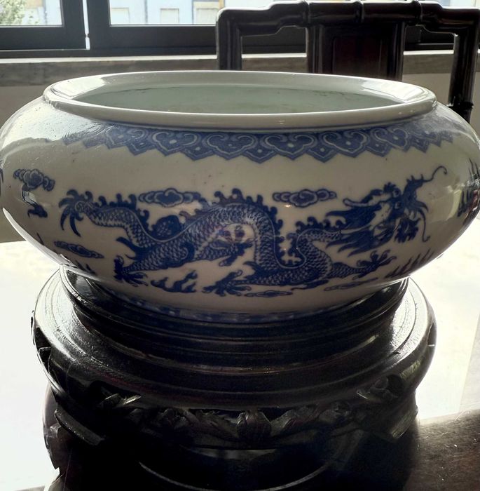 Taça-incensário chinesa em porcelana azul e branca com dragões