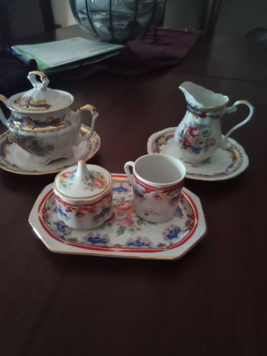 Chávenas diversas em porcelana