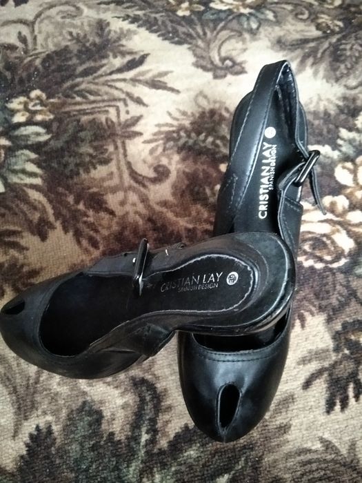 Красивые босоножки CRISTIAN LAY