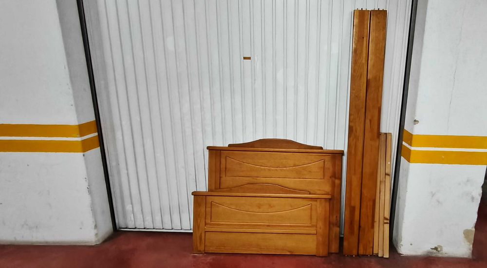 Cama individual em madeira