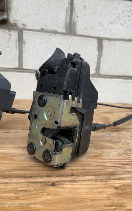 Замок Рено Лагуна 2 дверки багажника капота