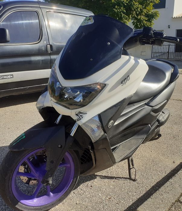 Móveis e motas entre outras coisas de interiores de casa