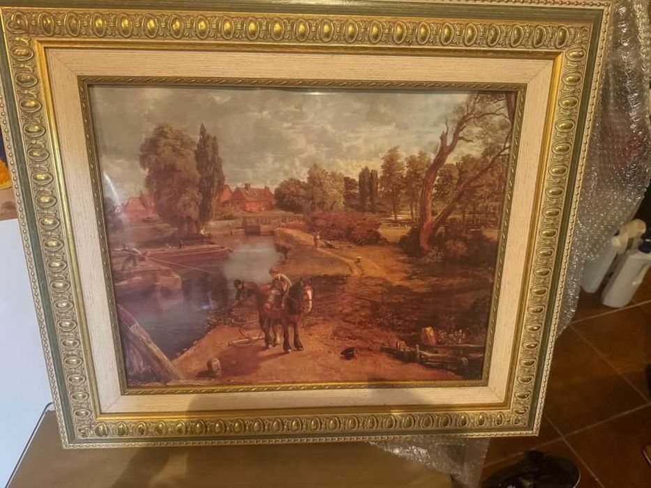 Quadro com armação em madeira dourada