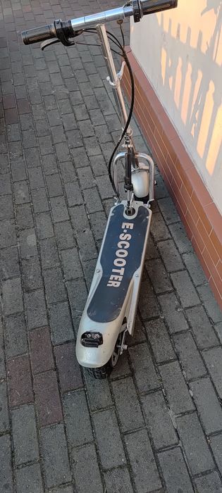 Hulajnoga elektryczna.