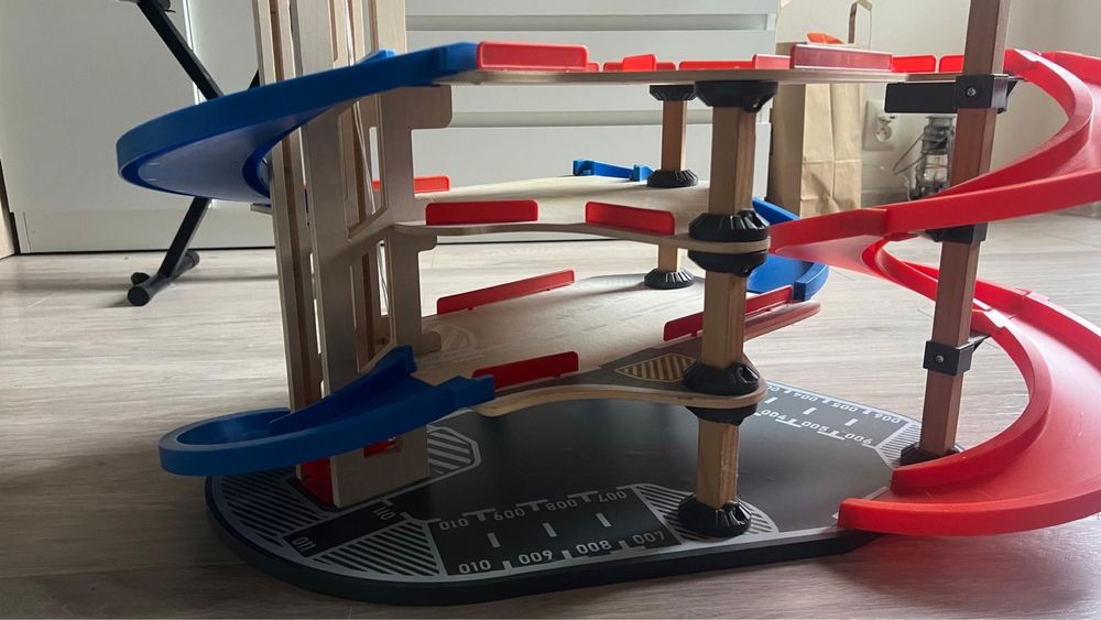 Garaż czteropiętrowy ze zjeżdżalniami i windą