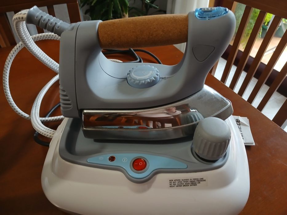 Ferro de engomar com caldeira marca Ariete