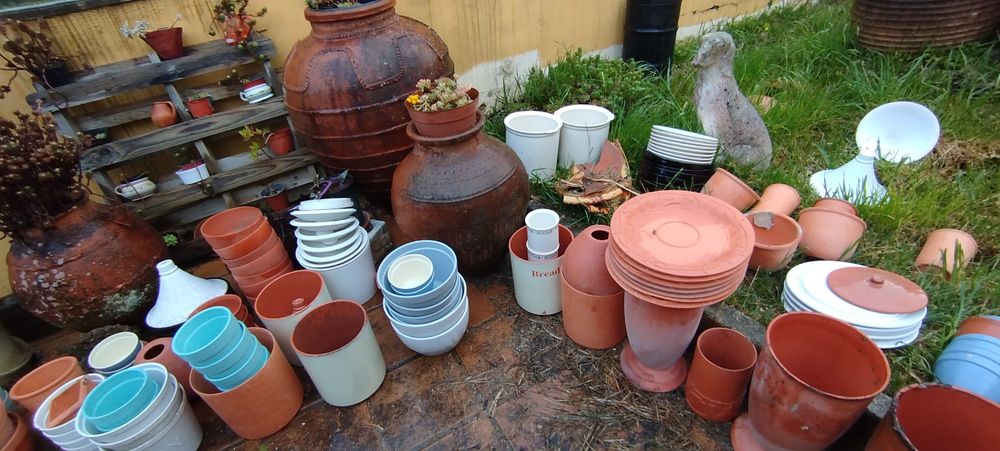 Vasos de barro e cerâmica