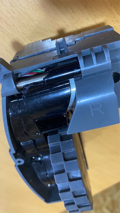 Roomba 976 com avaria na roda para peças ou reparação