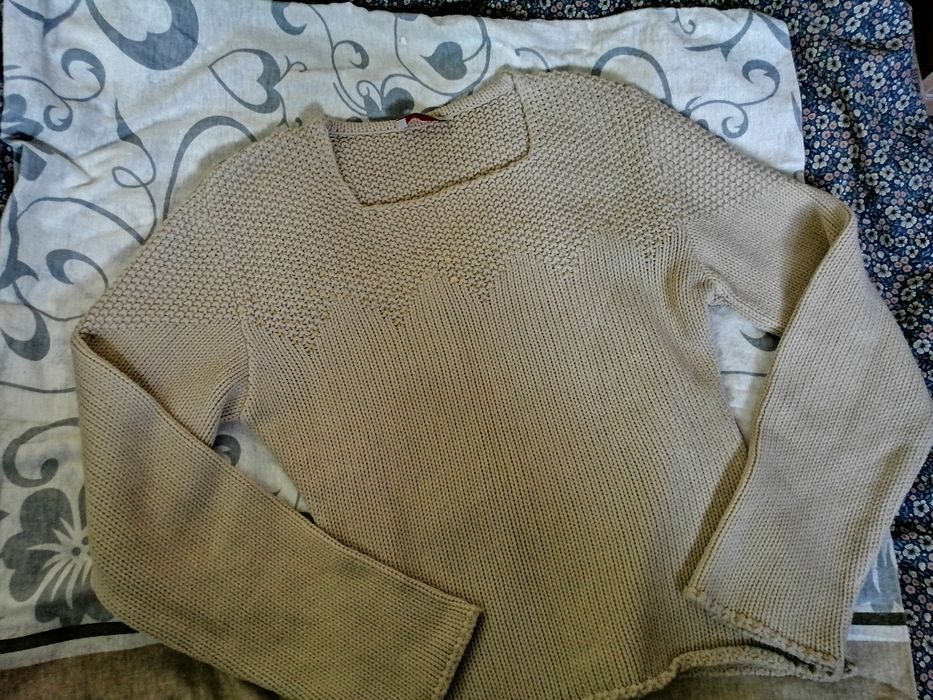 sweter Beżowy z delikatnymi cekinami przy dekolcie Rozm. m