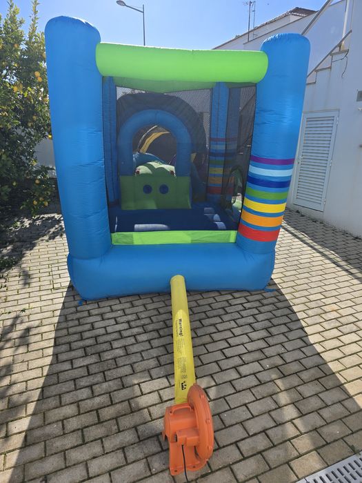 Insuflável com escorrega + motor eléctrico