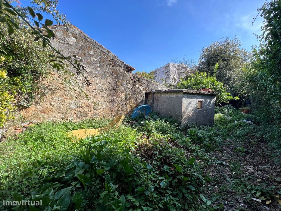 Moradia para reconstruir em zona de Oliveira do Douro, Porto