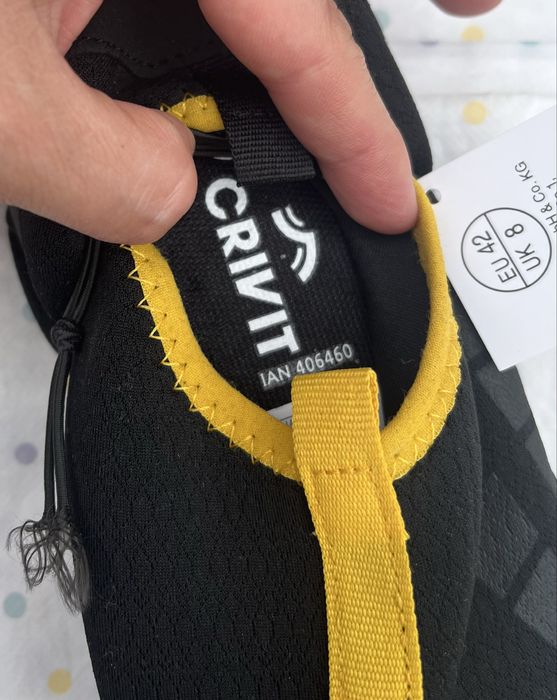 Купальні кросівки