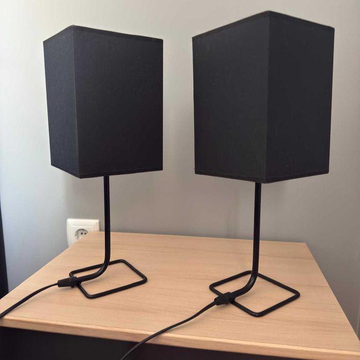 2 candeeiros de mesa pretos