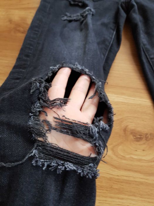 Czarne spodnie jeansowe z dziurami 34/36