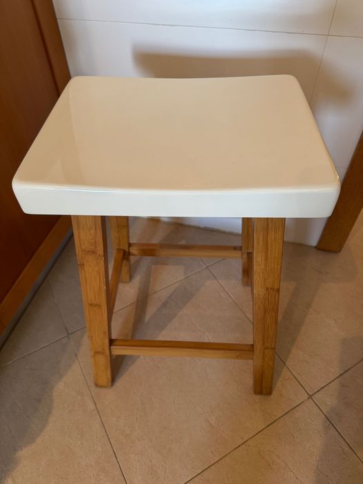 Mesa alta + 4 bancos altos