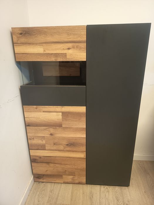 Vendo móvel com vitrine castanho e preto ótimo estado