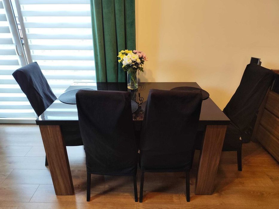 Stół wraz z krzesłami