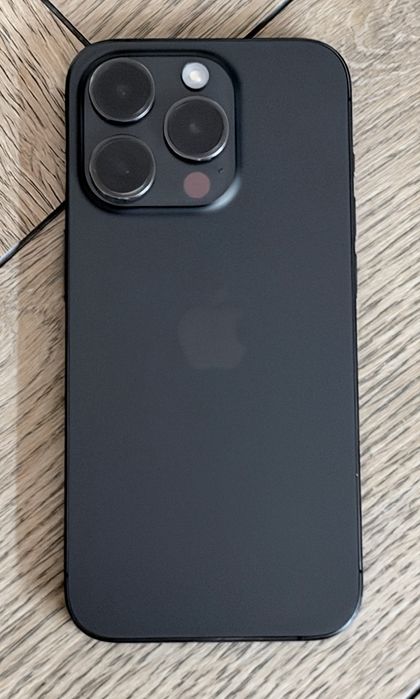 iPhone 15 Pro 128 GB – czarny + akcesoria