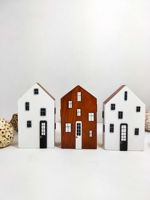 Drewniane dekoracyjne kamieniczki.