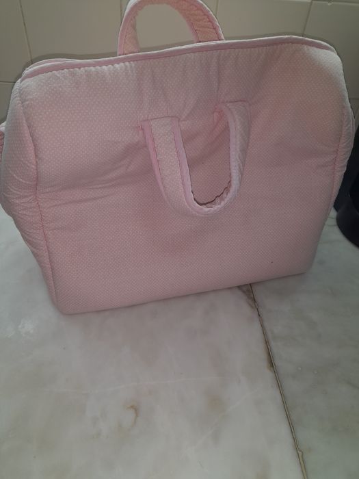 Muda de fraldas rosa bebé com pintas brancas