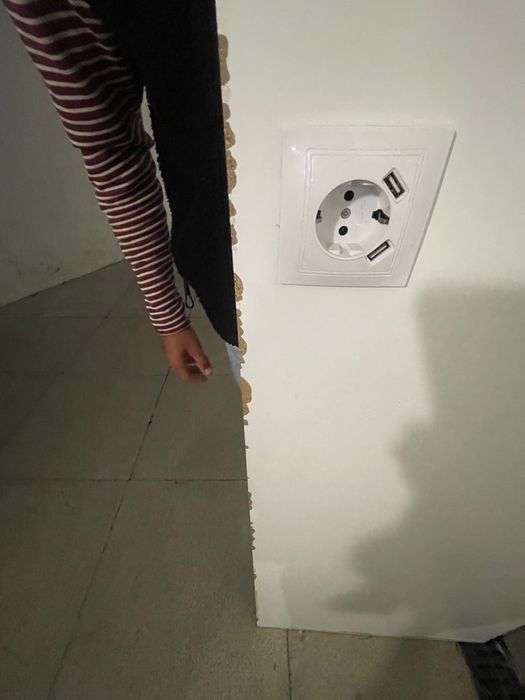 Tampo de mesa com duas tomadas elétricas e usb