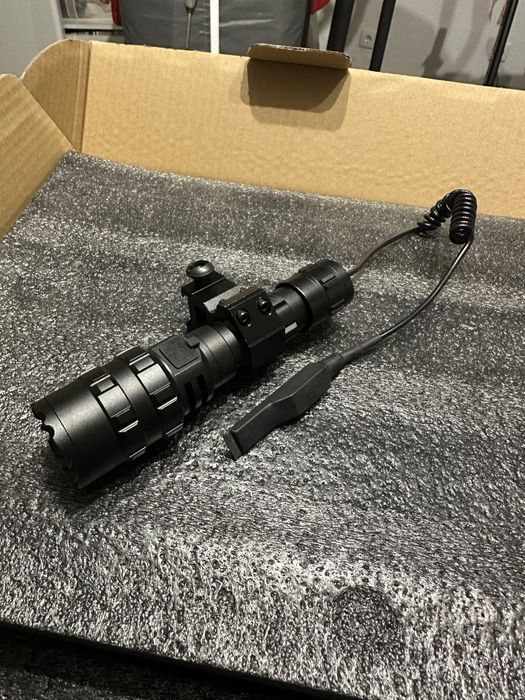Lanterna led profissional com comando press airsoft caça