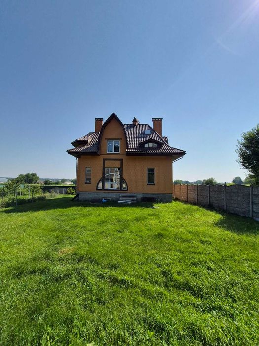 Продам два будинки, один з ремонтом, другий без, на ділянці 8 соток.